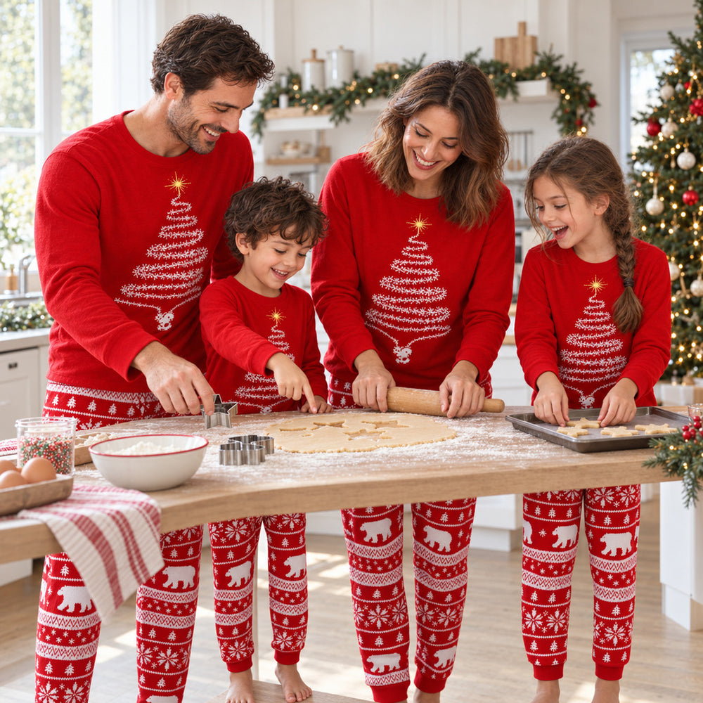 Famille en pyjamas de Noël assortis préparant des biscuits