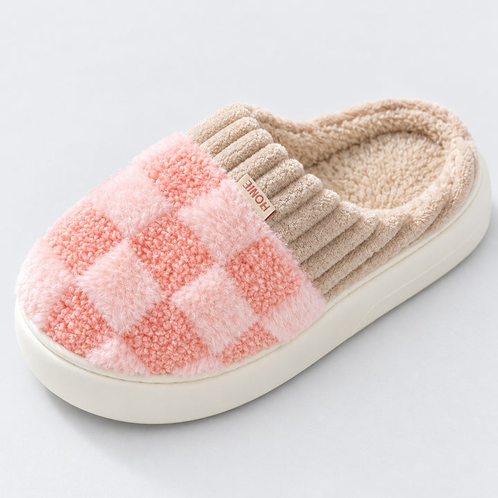 Nahaufnahme des rosa Schachbrettmusters, des gerippten Rands und des Futters eines Partner-Hausschuhs.