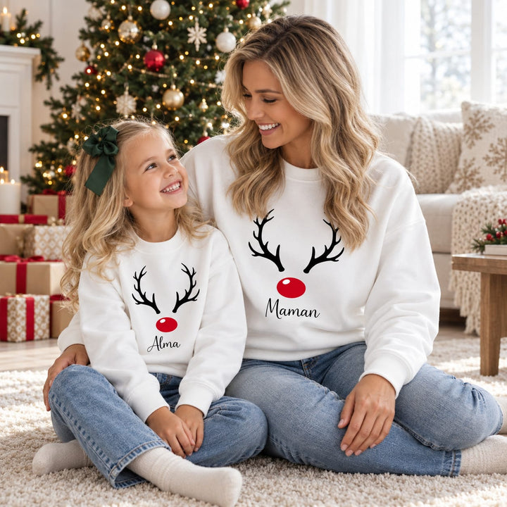 Personalisierter Familien-Weihnachtspullover mit Geweih und roter Nase