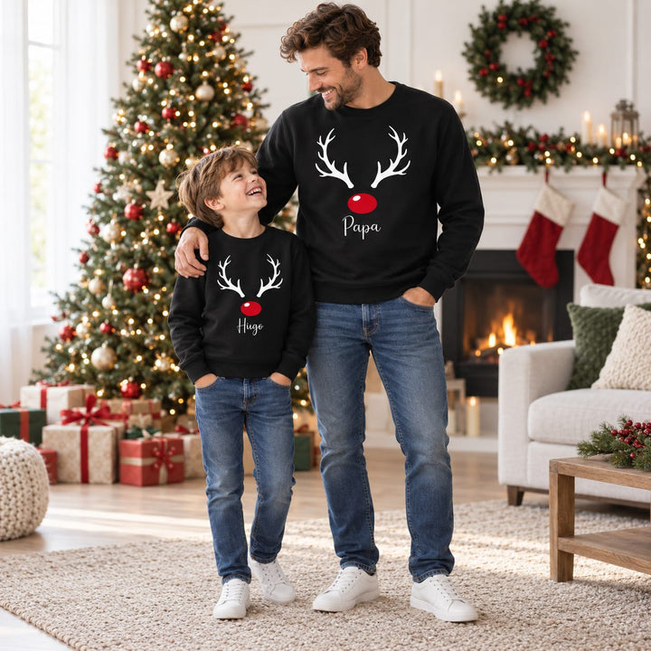 Personalisierter Familien-Weihnachtspullover mit Geweih und roter Nase