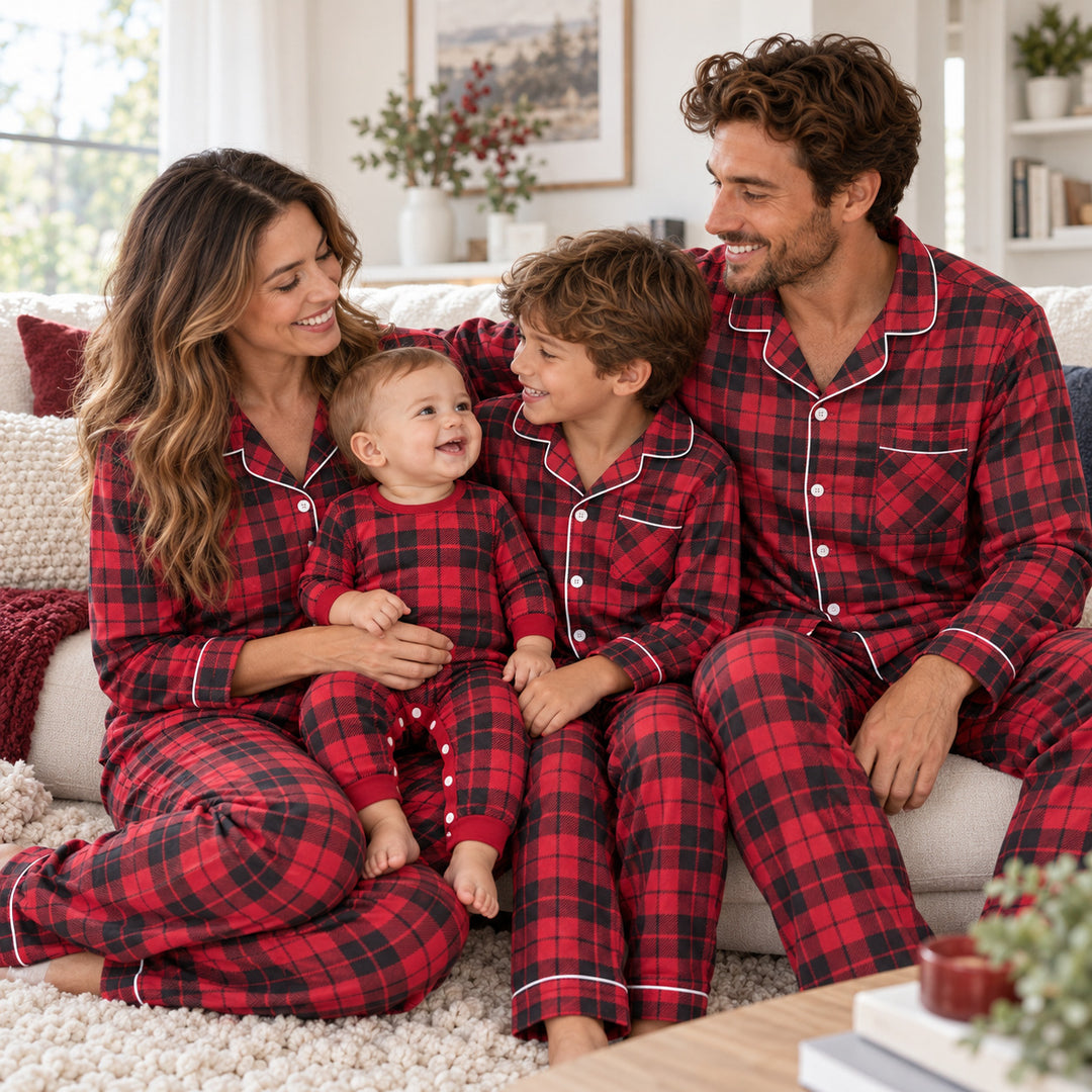 Famille réunie en pyjamas à carreaux rouge et noir