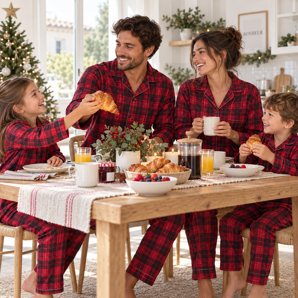 Pyjama Carreaux Pour Toute La Famille – scène lifestyle en famille