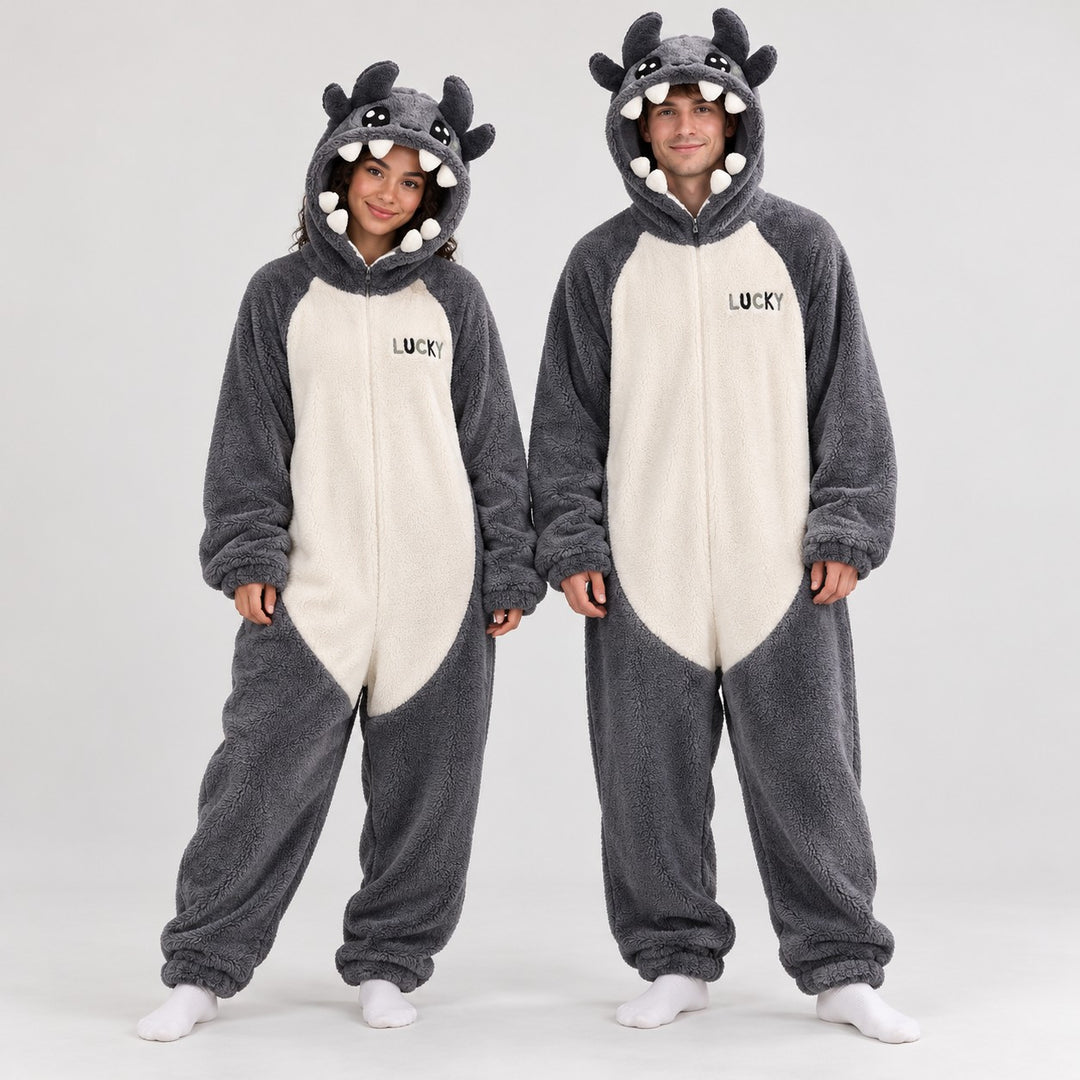 Gros plan sur le zip, la broderie LUCKY et la texture du Pyjama Chaud Couple