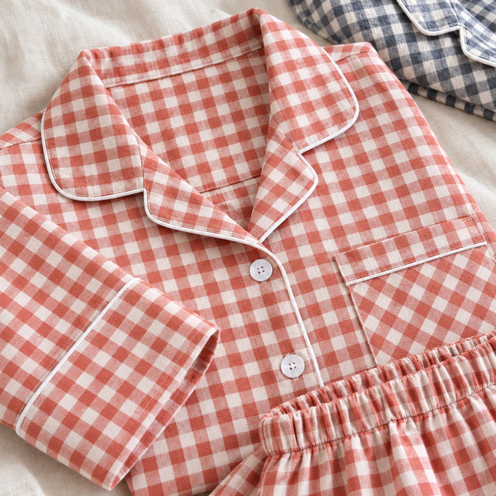 Détails du col, de la poche, du poignet et de la taille élastiquée du pyjama à carreaux corail.