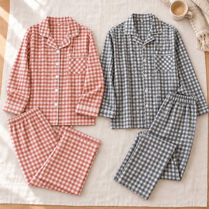 Ensembles de pyjamas à carreaux corail et gris présentés à plat.