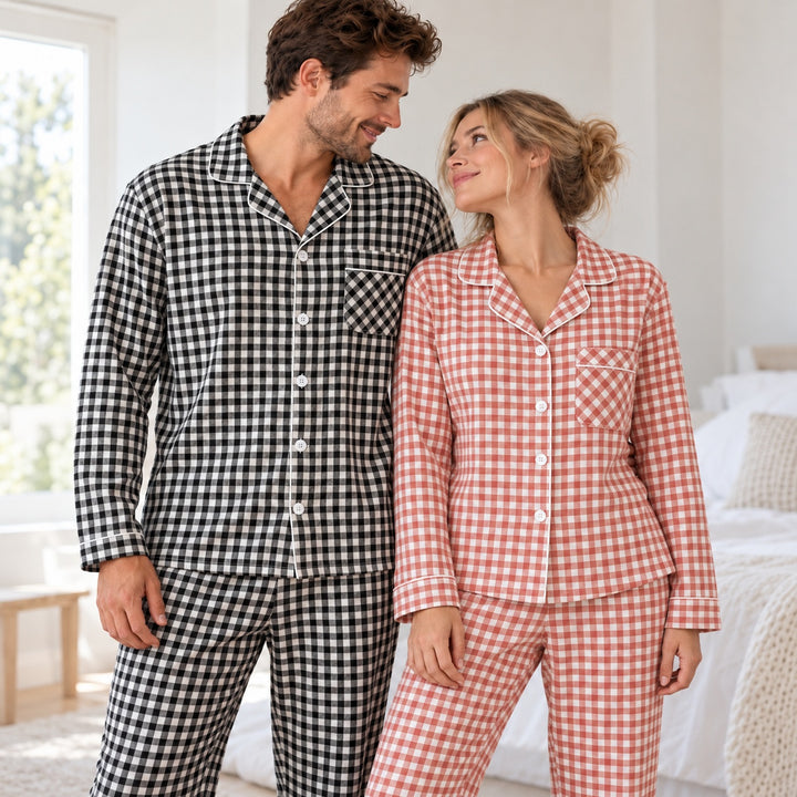 Couple portant les pyjamas à carreaux corail et noir, en plan rapproché.