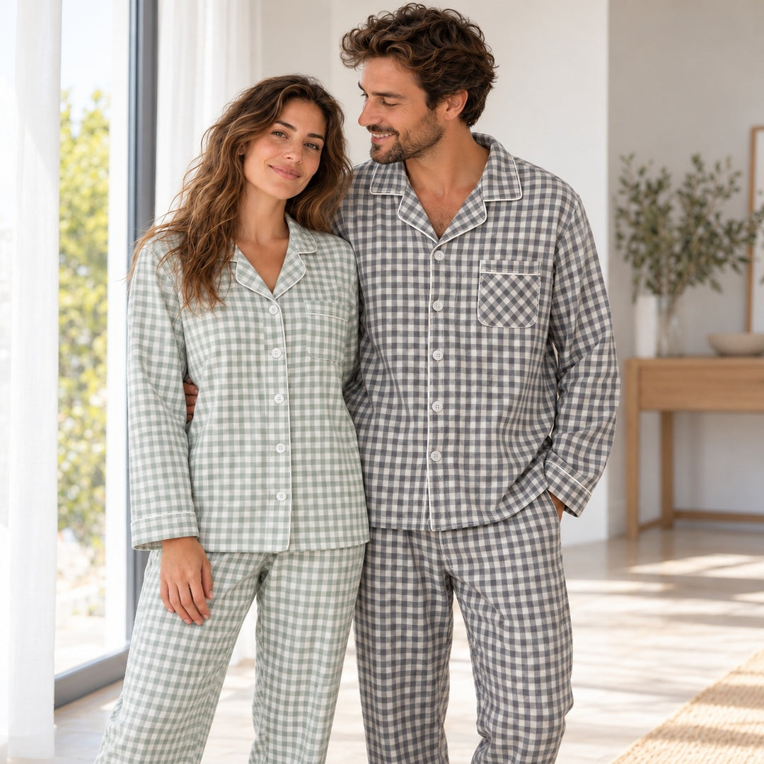 Couple portant les pyjamas à carreaux vert et gris, cadré du visage aux cuisses.