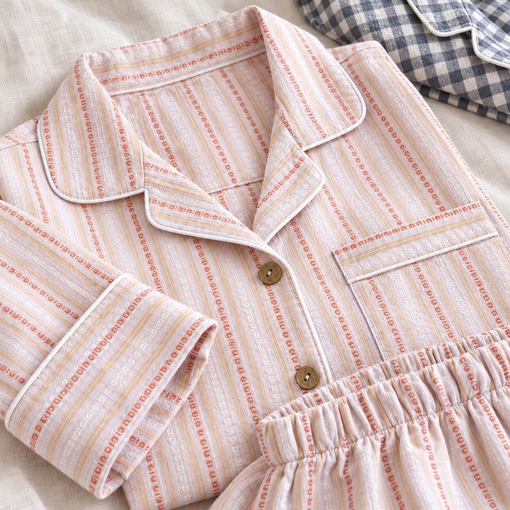 Détails du pyjama couple rose en coton – col, passepoil et boutons