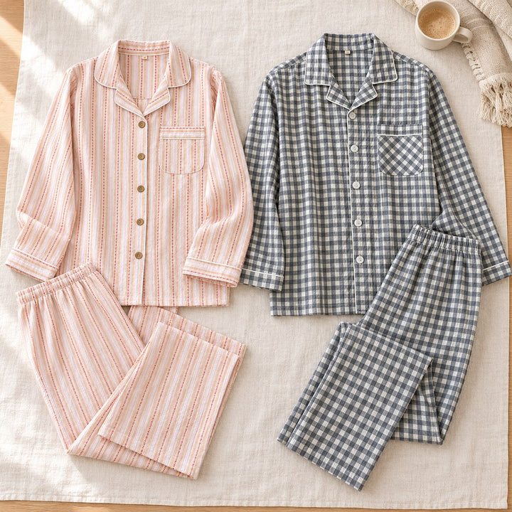 Pyjamas couple été en coton rose et gris présentés en flatlay