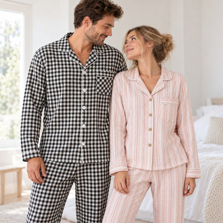 Pyjama couple été rose et noir porté par un couple – 100% coton