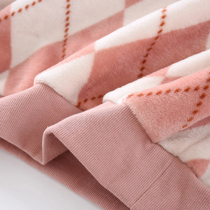 Détail de la finition du poignet du haut rose à losanges