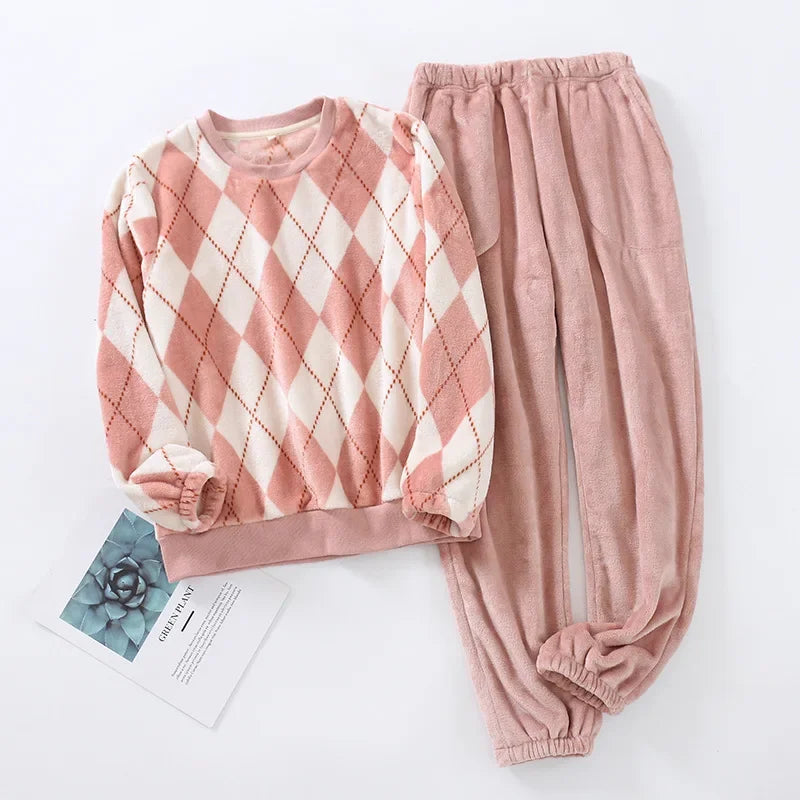 Ensemble femme rose à losanges présenté avec son pantalon déplié
