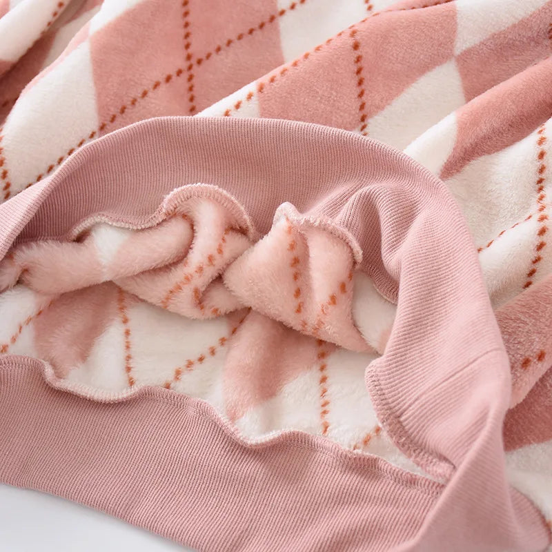 Gros plan sur l'intérieur et la finition du haut de pyjama rose