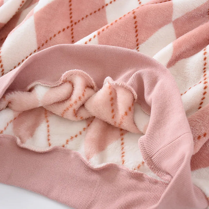 Gros plan sur l'intérieur et la finition du haut de pyjama rose