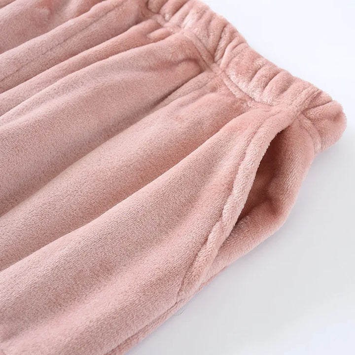 Détail de la jambe et du tissu du pantalon rose