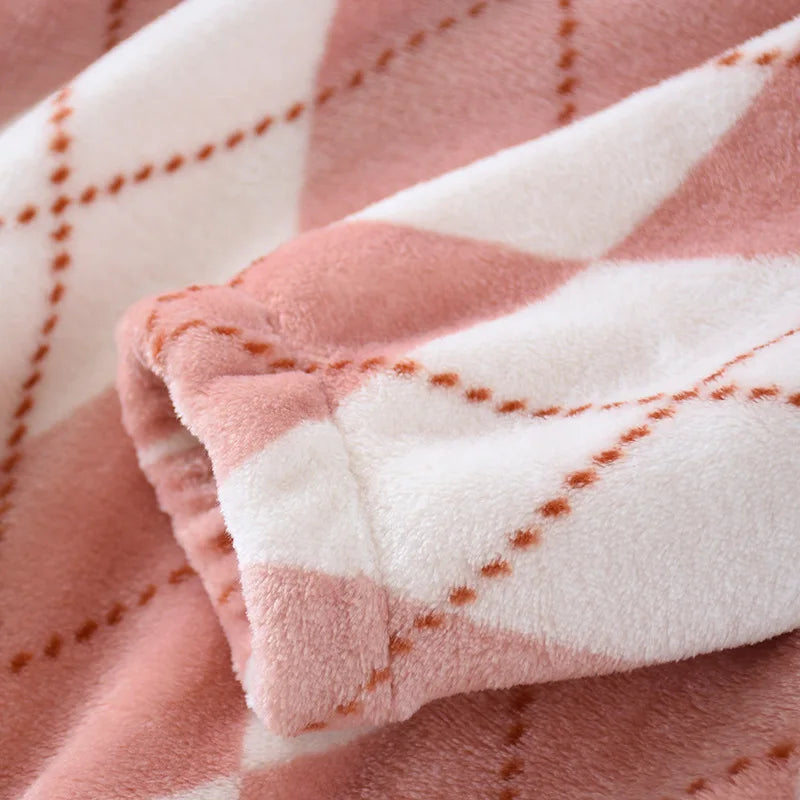 Détail du tissu duveteux rose et blanc à losanges