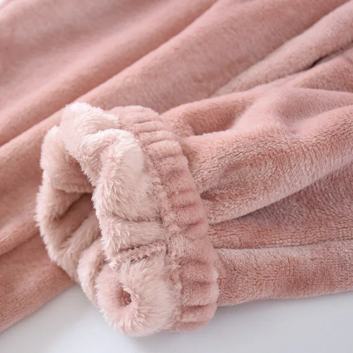 Détail du tissu duveteux et du bas de pantalon rose resserré