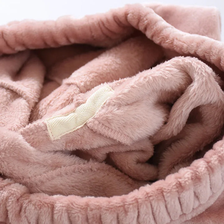 Gros plan sur la ceinture élastiquée du pantalon rose