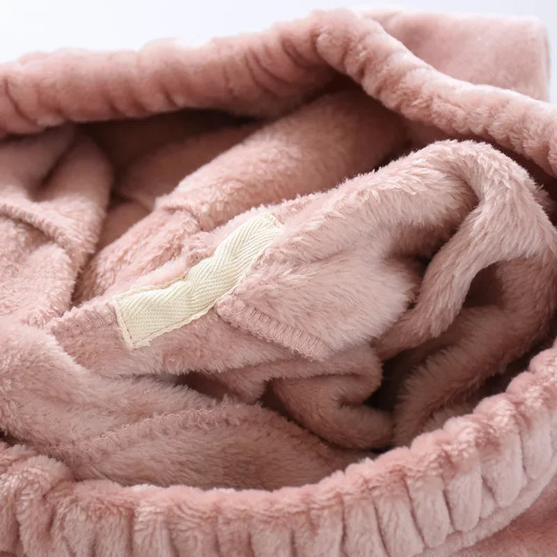 Gros plan sur la taille élastiquée et l'intérieur du pantalon rose