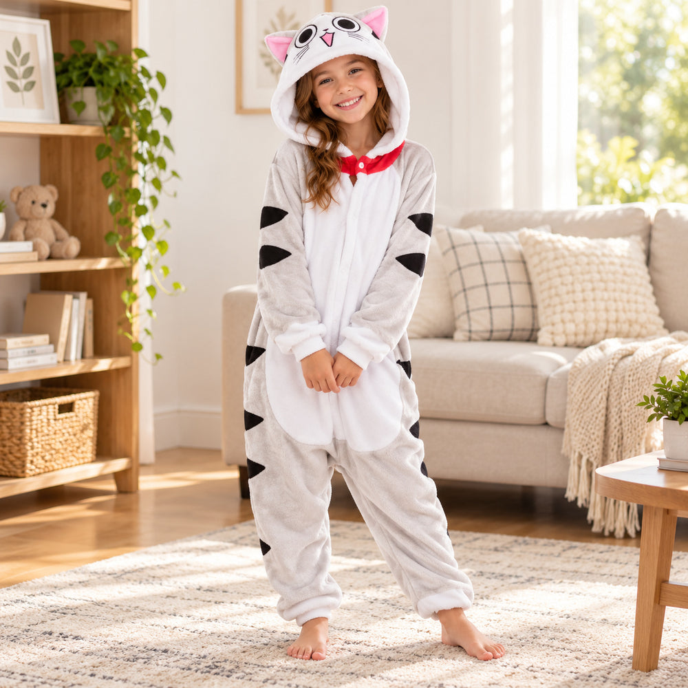 Enfant portant la grenouillère chat grise