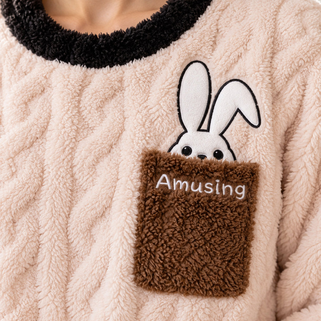 Gros plan du lapin et de la poche marron sur le pyjama couple hiver femme