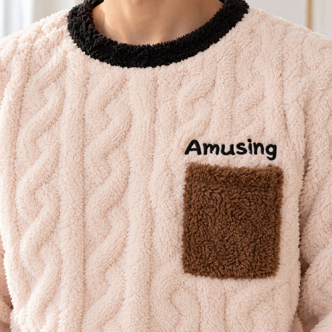 Gros plan de la poche marron du pyjama couple hiver homme