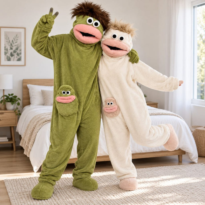Partner-Pyjama als farbiger Figuren-Einteiler