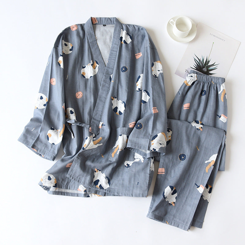 Dunkelblauer Kimono-Pyjama mit Katzenmuster, Wickeloberteil und Hose flach ausgelegt