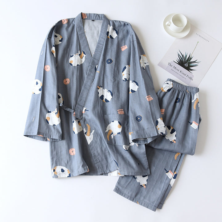 Dunkelblaues Kimono-Pyjama-Set mit Katzenmuster flach präsentiert