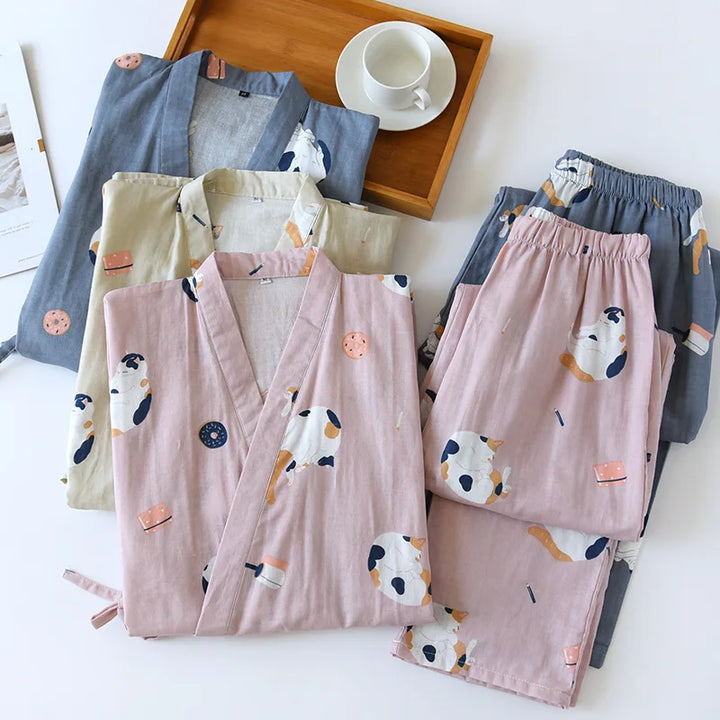 Kimono-Pyjamas mit Katzenmuster in Rosa, Khaki und Dunkelblau mit passenden Hosen