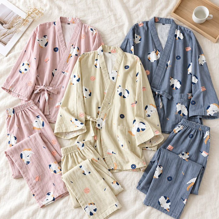 Flatlay der Partner-Pyjamas in Rosa, Khaki und Dunkelblau