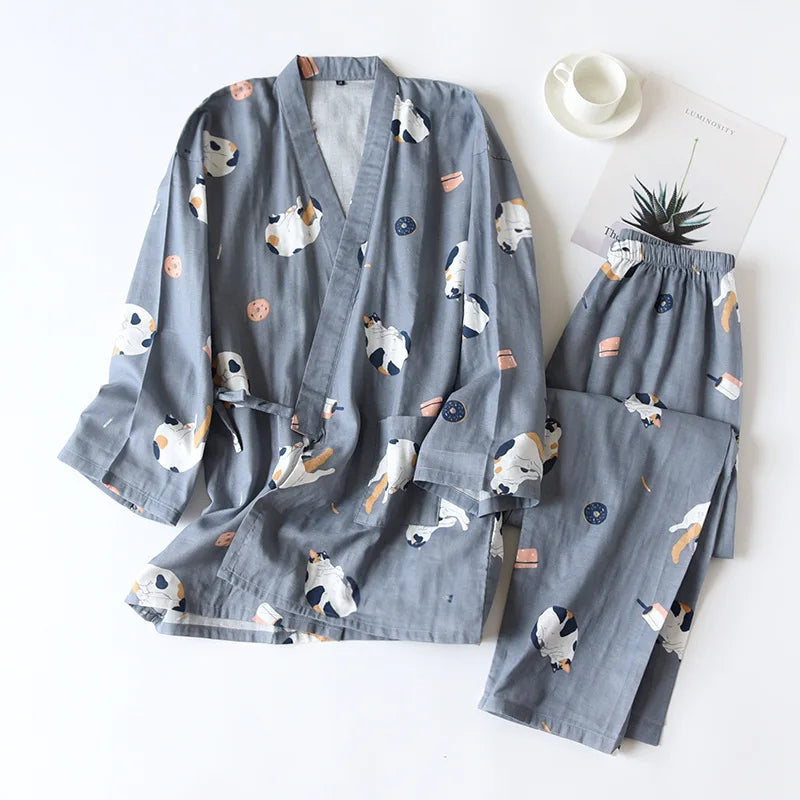 Dunkelblauer Herren-Kimono-Pyjama mit Katzenmuster und passender Hose