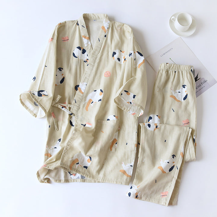 Khakifarbenes Kimono-Pyjama-Set mit Katzenmuster flach präsentiert