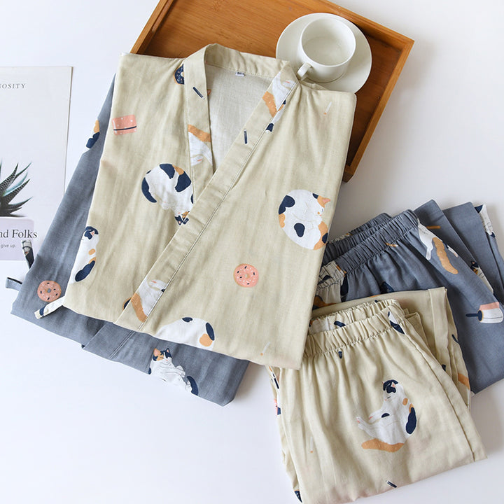Kimono-Pyjama-Sets mit Katzenmuster in Khaki und Dunkelblau zusammen ausgelegt