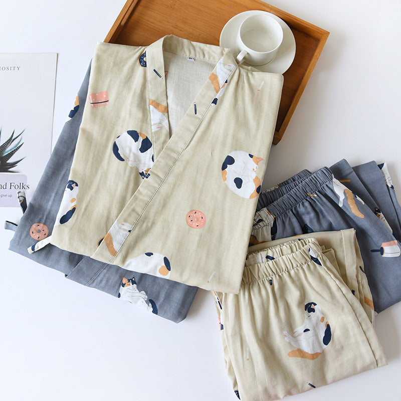 Kimono-Pyjama-Sets mit Katzenmuster in Khaki und Dunkelblau zusammen ausgelegt