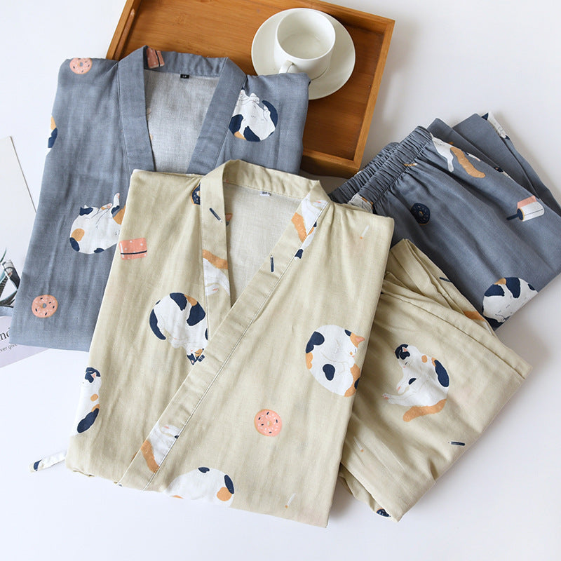 Khaki- und dunkelblaue Kimono-Pyjamas mit Katzenmuster übereinander flach ausgelegt
