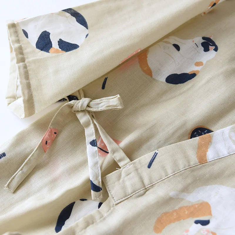 Detail von Bindegürtel und Tasche am khakifarbenen Kimono-Oberteil mit Katzenmuster