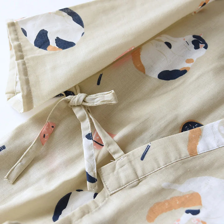 Détail de la ceinture et de la poche du haut kimono kaki à motif chat