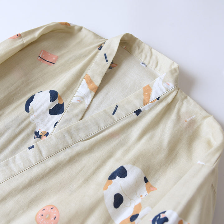 Nahaufnahme des V-Ausschnitts am khakifarbenen Kimono-Pyjama mit Katzenmuster