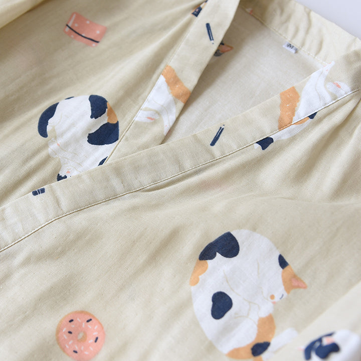 Detail des Katzenprints am Ausschnitt des khakifarbenen Kimono-Pyjamas