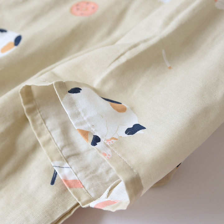 Nahaufnahme des Ärmelabschlusses am khakifarbenen Kimono-Pyjama mit Katzenmuster