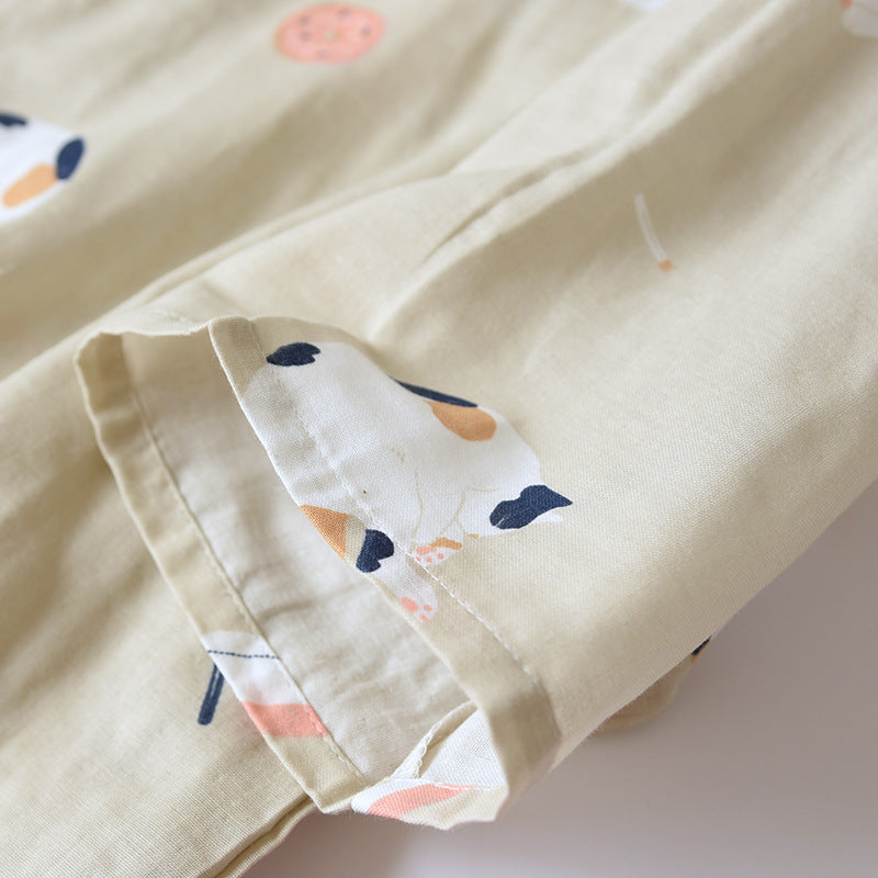 Nahaufnahme des Ärmelabschlusses am khakifarbenen Kimono-Pyjama mit Katzenmuster