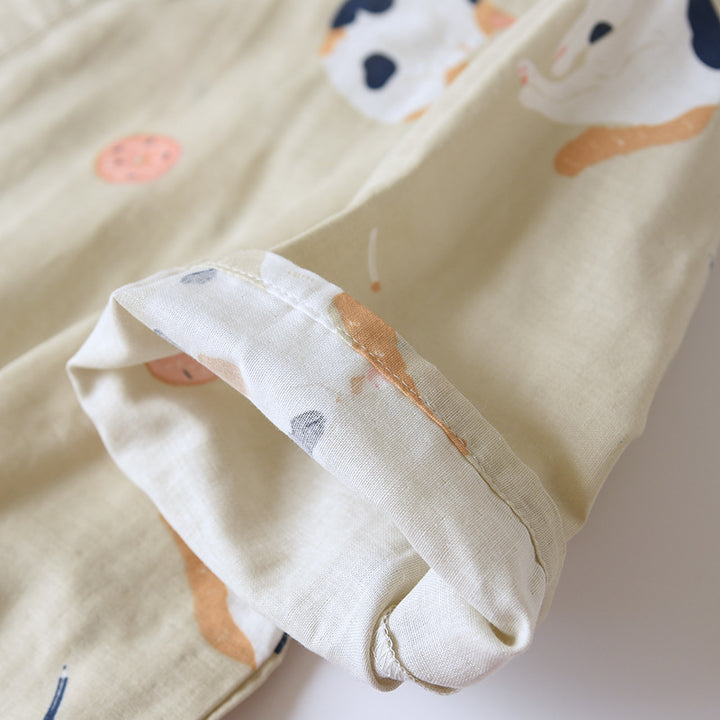 Detail von Stoff und Innennaht des khakifarbenen Kimono-Pyjamas