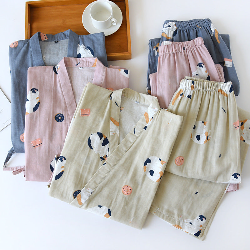 Drei Kimono-Pyjamas mit Katzenmuster in Rosa, Khaki und Dunkelblau übereinander