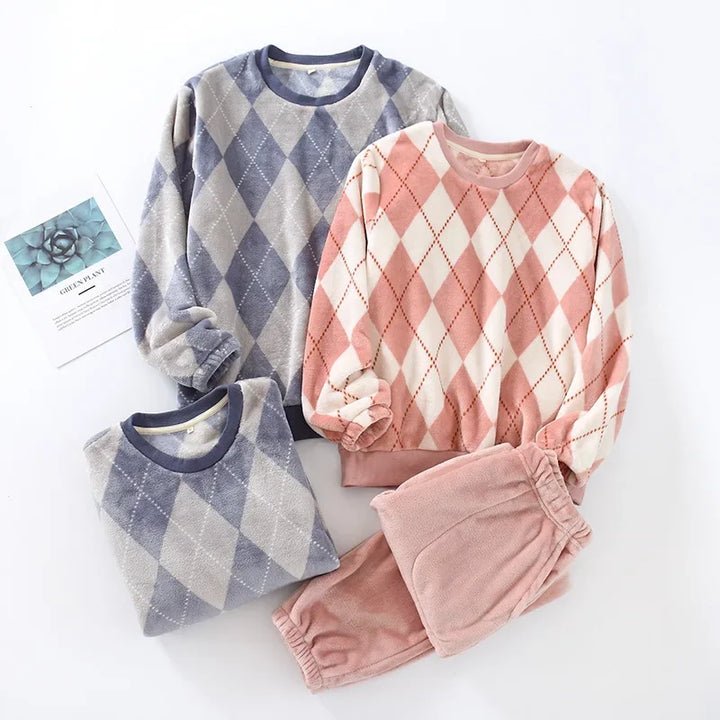 Pyjamas couple à losanges rose et bleu gris présentés ensemble à plat