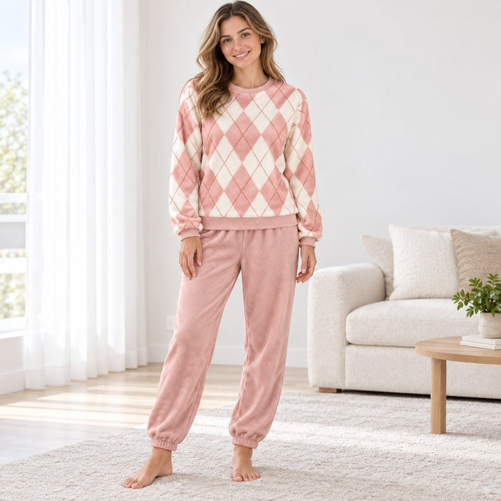 Pyjama femme rose à losanges porté, haut manches longues et pantalon
