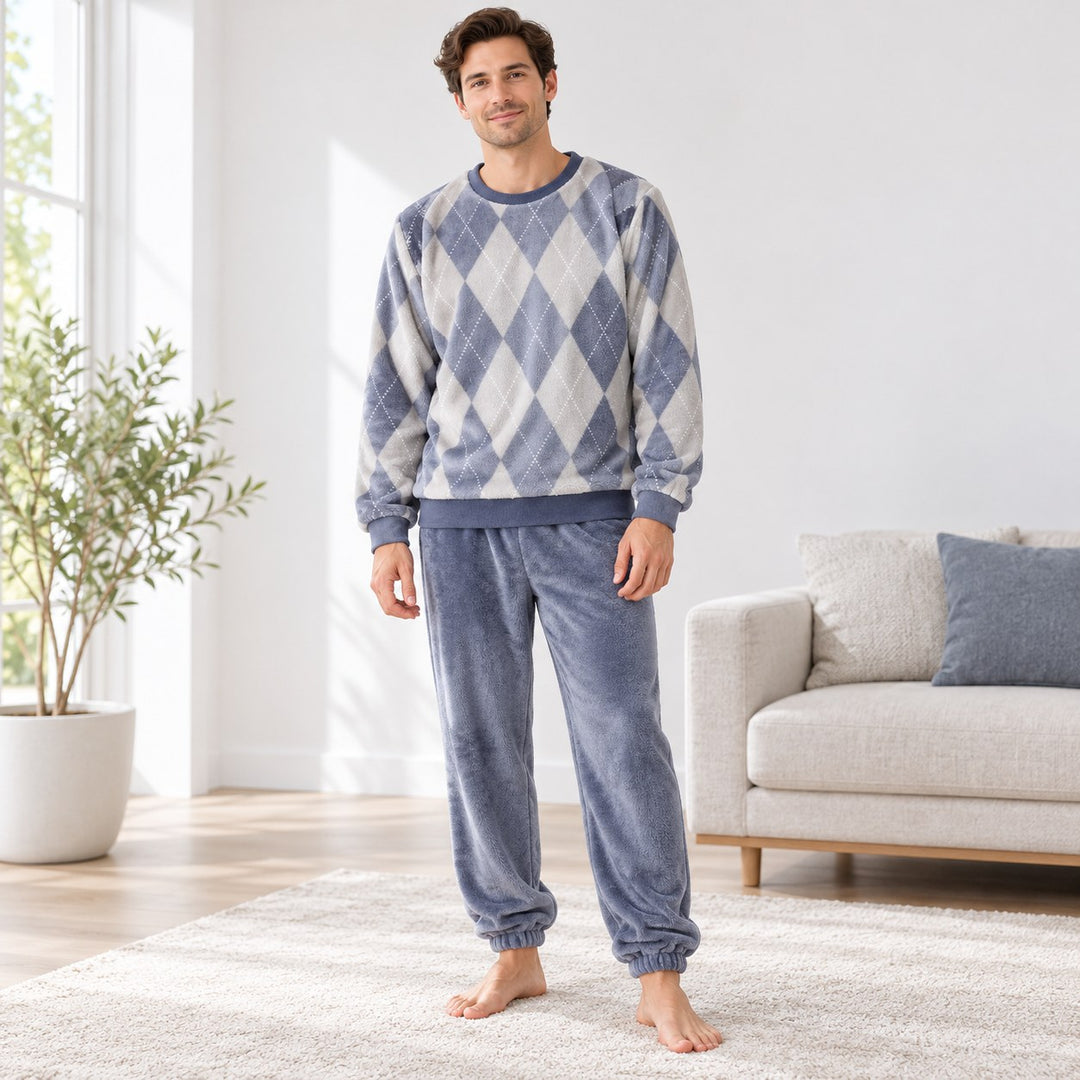 Pyjama homme bleu gris à losanges porté, haut manches longues et pantalon