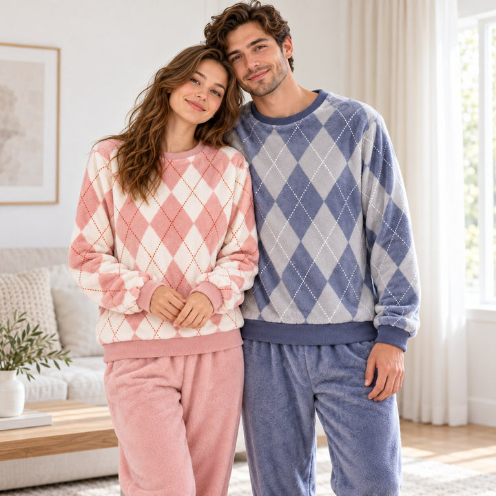 Pyjama couple assorti à losanges rose et bleu gris porté par un couple