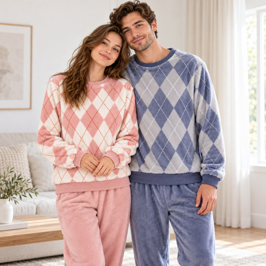 Pyjama couple assorti à losanges rose et bleu gris porté par un couple