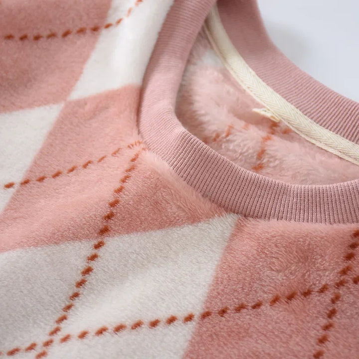 Détail du col rond et du motif à losanges du pyjama rose femme